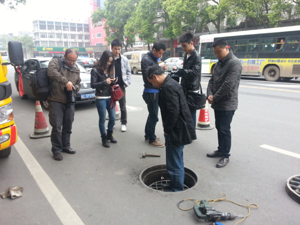 湘潭市政安装我厂新型防坠网，媒体争相采访